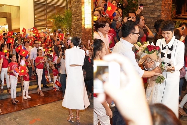 Học sinh Philippines cầm cờ Việt Nam chào đón H'Hen Niê