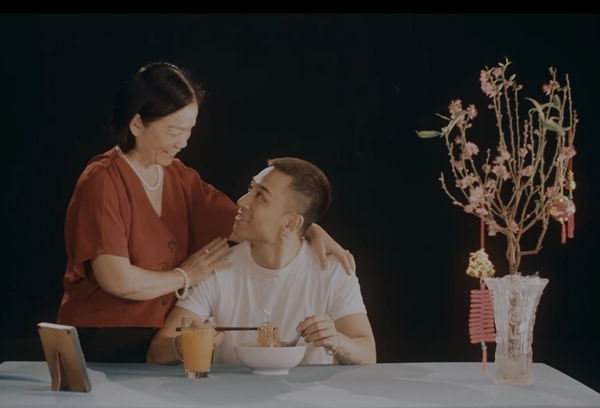 Dương Edward từng khóc như mưa khi đón Tết ở trời Tây