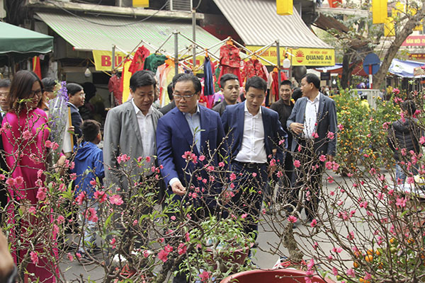 Bí thư Hà Nội đi chợ hoa Hàng Lược, được thầy đồ tặng chữ 'Phúc'