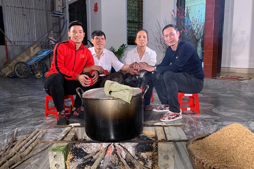 Sao Việt đón Tết: Người luộc bánh chưng, người mua xế tiền tỷ