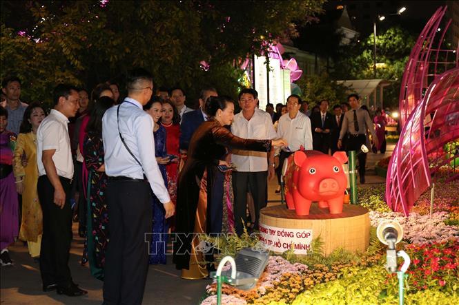 Chủ tịch QH bỏ ống nuôi heo đất trên đường hoa Nguyễn Huệ