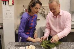 Xem Đại sứ Anh bóc bánh chưng siêu điệu nghệ