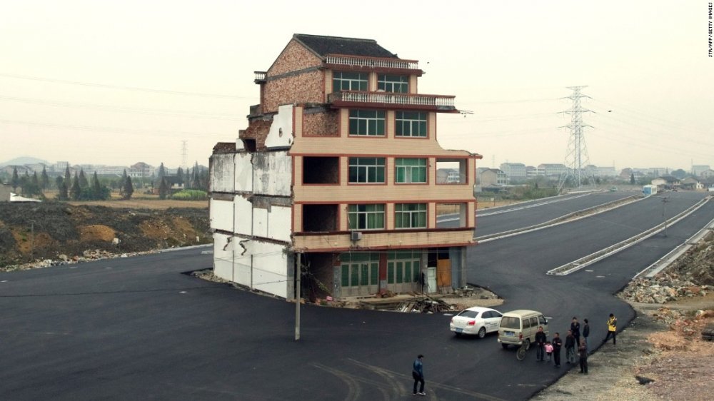 Kỳ lạ ngôi nhà 4 mặt tiền nằm giữa đường cao tốc