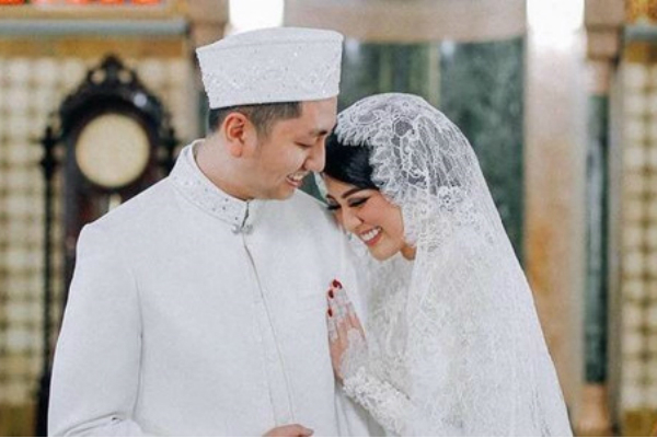 Hoa hậu Hòa bình Quốc tế 2016 cưới con trai Thống đốc Indonesia