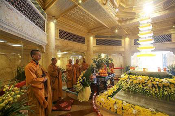 Du khách hoan hỉ hành hương lên Fansipan chiêm bái xá lợi Phật