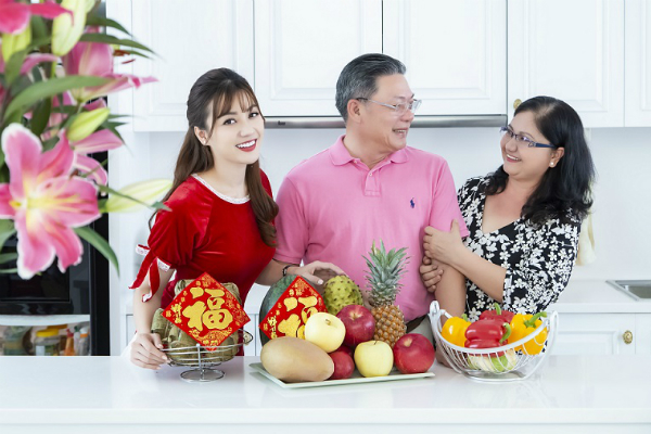 Hoa hậu Quốc tế người Việt 2016 cùng bố mẹ đón tết trong biệt thự triệu đô