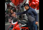 Vợ trẻ chi 500 triệu mua Ducati tặng chồng kỉ niệm ngày cưới