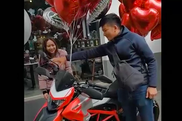 Vợ trẻ chi 500 triệu mua Ducati tặng chồng kỉ niệm ngày cưới