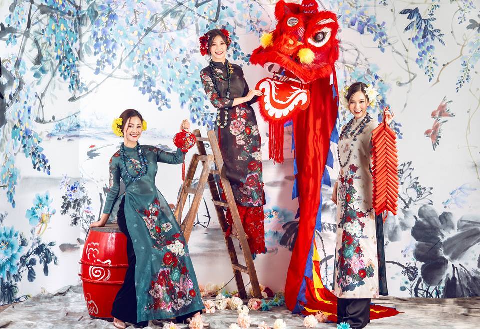 Dàn mỹ nhân 'Chạy trốn thanh xuân' chụp ảnh với pháo Tết, chăn con công