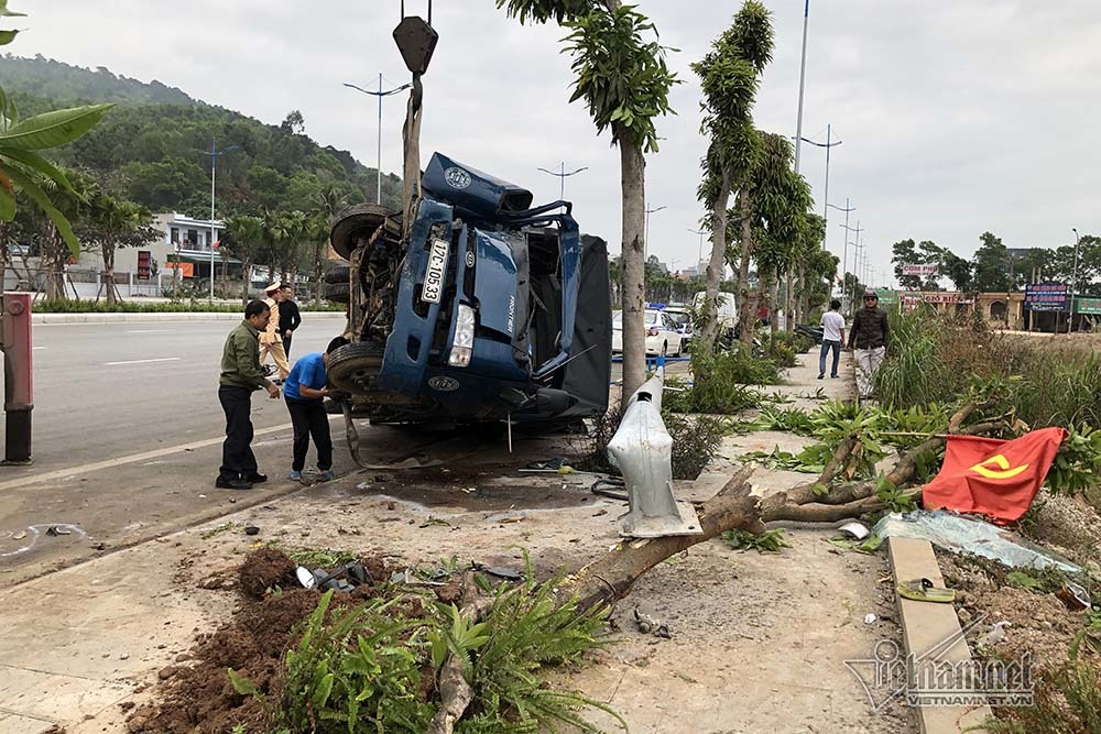 Húc văng xe máy, tung cột điện, xe tải lật nhào kéo lê chục mét sáng 30 Tết