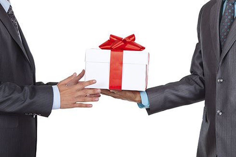 Biếu quà Tết cho sếp có bị xem là 'đưa hối lộ'?