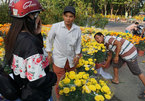 Chợ hoa lớn nhất Sài Gòn 'đông' hoa, vắng khách ngày 30 Tết