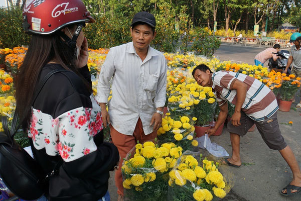 Chợ hoa lớn nhất Sài Gòn 'đông' hoa, vắng khách ngày 30 Tết