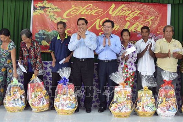 Ông Phạm Minh Chính tặng quà cho hộ nghèo ở Kiên Giang