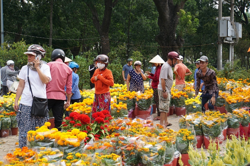 Tiểu thương chợ hoa là những người thợ lành nghề, tâm huyết với nghề làm hoa. Họ sẽ cho bạn những bông hoa đẹp nhất và chất lượng nhất với mức giá phải chăng. Hãy đến với tiểu thương chợ hoa để chọn lựa cho mình những bó hoa tươi tắn và đầy ý nghĩa trong dịp Tết.