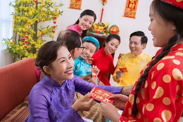 Hình ảnh lì xì ngày Tết sẽ giúp bạn cảm nhận được sự ấm áp và thân thiện của người Việt trong những ngày lễ quan trọng nhất trong năm.