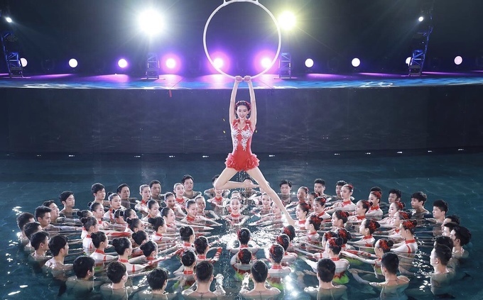 'Đệ nhất mỹ nhân' Lâm Chí Linh múa dưới nước chào năm mới