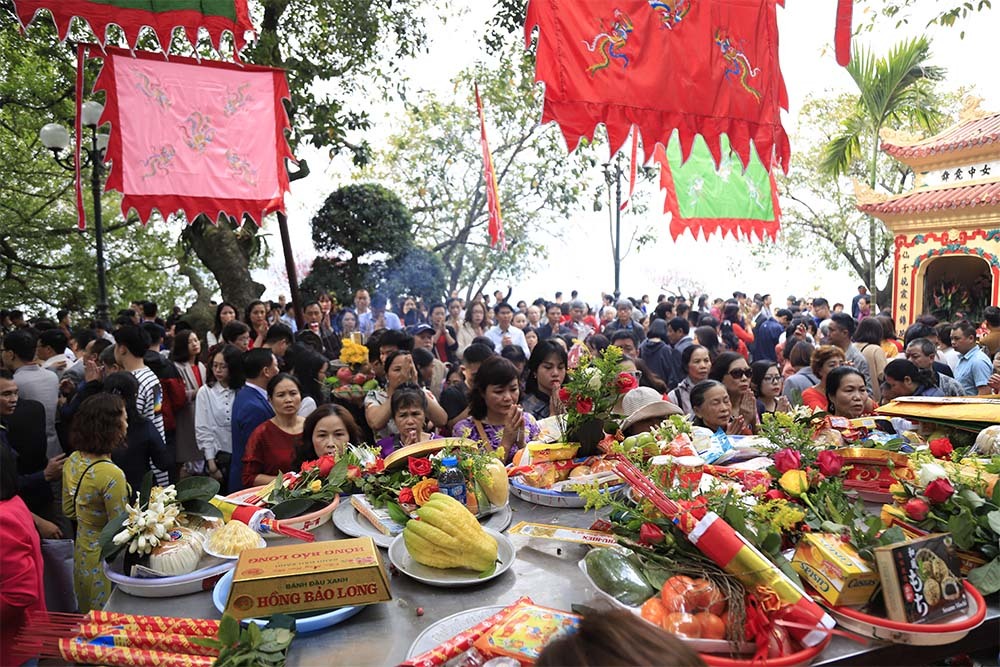 Mùng 1 Tết nắng chang chang, ngàn người chen chân lễ phủ Tây Hồ