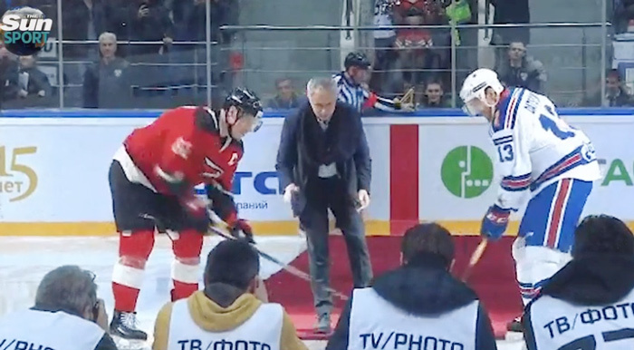 Phì cười cảnh Mourinho ngã