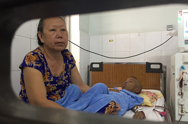 Những đứa trẻ sống mòn nhờ chạy thận ăn Tết trong viện