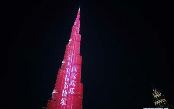 Thế giới 24h: Nhà chọc trời 'khoác áo đỏ' đón Tết