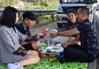 Kỳ lạ gia đình mở tiệc trên cao tốc Nội Bài - Lào Cai