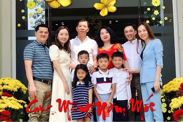 Cường Đô La khoe ảnh mừng năm mới bên Đàm Thu Trang và Su Beo