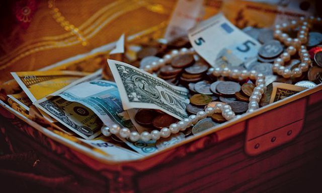 Vớ được kho báu kim cương, vàng ròng triệu USD trong chiếc hộp cũ