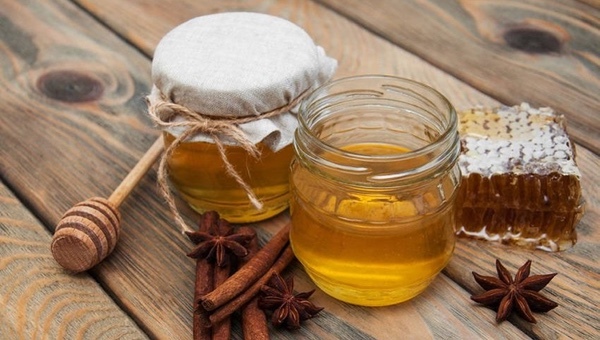 Điều kỳ diệu gì xảy ra với cơ thể nếu bạn ăn mật ong trước khi đi ngủ?