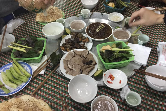 Ngôi làng ở Hà Nội ăn 4 tấn thịt chó mùng 4 Tết lấy may
