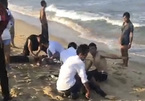 4 học sinh bị sóng biển nhấn chìm: Tuyệt vọng ấn ngực cứu người