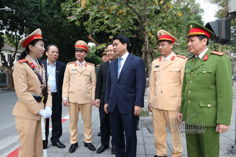 Chủ tịch TP Hà Nội lì xì cho cảnh sát giao thông đầu năm