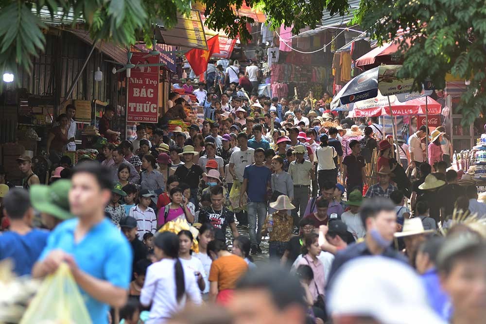 HÃ ng chá»¥c ngÃ n ngÆ°á»i ken Äáº·c chÃ¹a HÆ°Æ¡ng, soi ÄÃ¨n xuyÃªn ÄÃªm qua