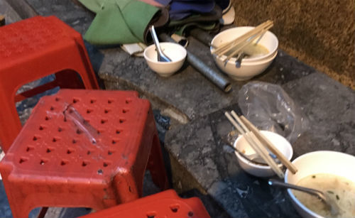 Xếp hàng nghe chửi, rùng mình ngồi trên đống rác ăn bún ốc