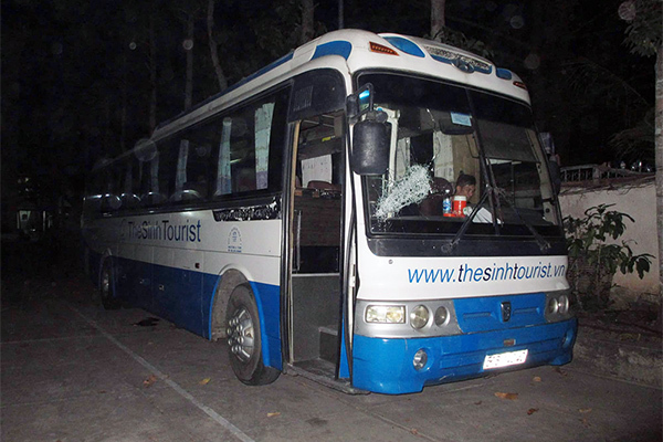 Bị truy sát, tài xế xe khách chạy vào trụ sở công an cầu cứu