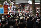 Hàng chục ngàn người ken đặc chùa Hương, soi đèn đi đò xuyên đêm