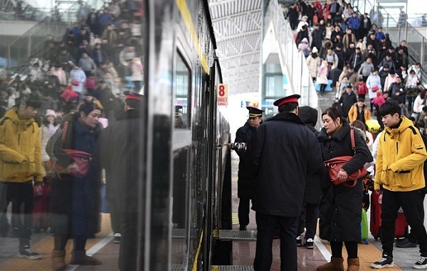 Dân TQ ùn ùn trở lại thành phố sau Tết