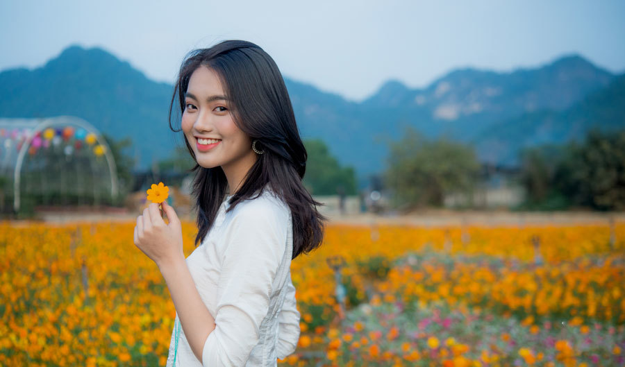 Vẻ đẹp tinh khôi của thiếu nữ tại thung lũng hoa Bái Đính