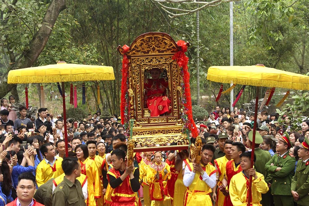 Sợ cướp hội đền Gióng: Trai tráng bảo vệ 'Tướng bà' 11 tuổi