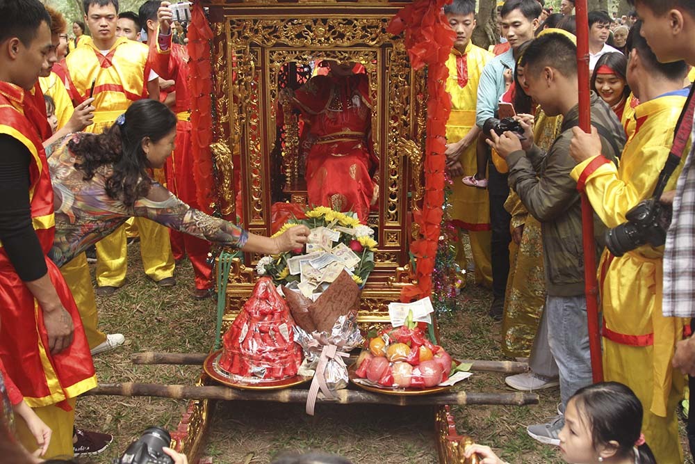 Sợ cướp hội đền Gióng: Trai tráng bảo vệ 'Tướng bà' 11 tuổi