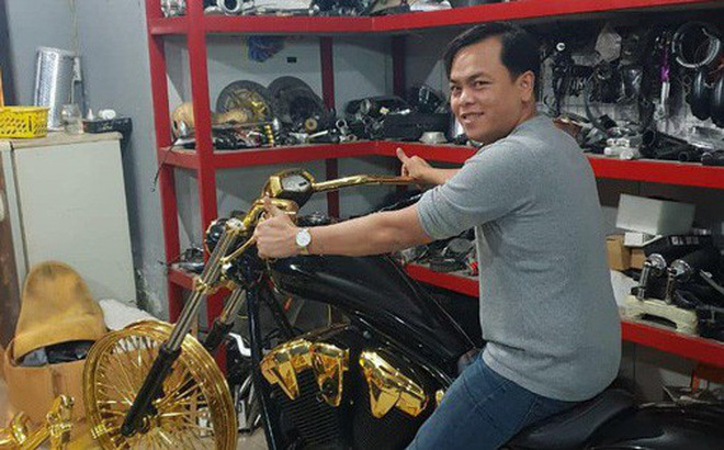 Đại gia Phúc XO: Đeo dây chuyền vàng 13kg, chơi 3 xe máy mạ vàng hiếm có