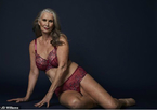 Người mẫu tuổi 59 tự tin chụp hình thời trang gợi cảm đón Valentine