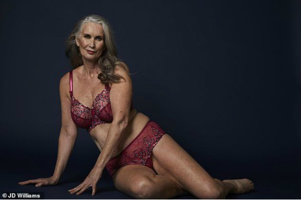 Người mẫu tuổi 59 tự tin chụp hình thời trang gợi cảm đón Valentine