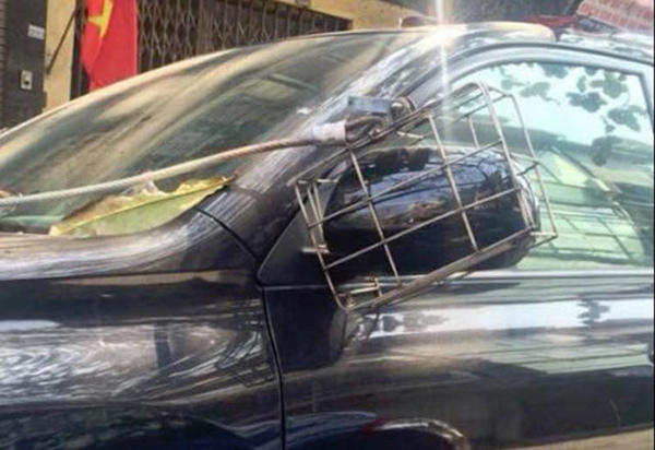 Một số lái xe sử dụng lồng sắt cùng dây cáp để bảo vệ gương