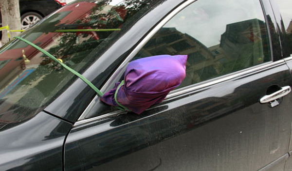 Sử dụng túi vải bọc và buộc dây là cách đơn giản nhất mà bạn có thể làm để bảo vệ gương chiếu hậu của mình