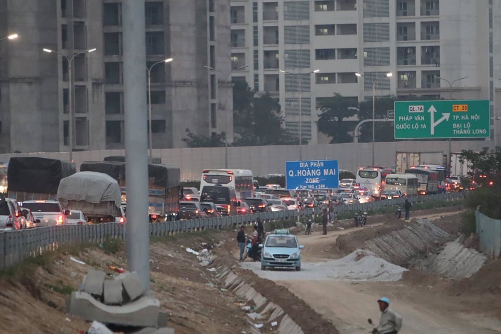 Hà Nội: Cao tốc tắc dài, dân băng ruộng về nhà sau kỳ nghỉ Tết