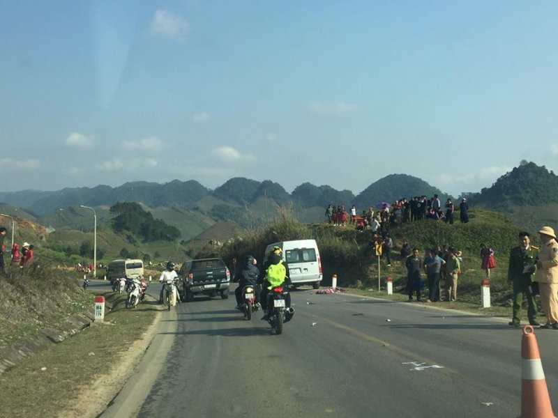 Phi xe máy tốc độ cao va xe khách, nam thanh niên tử vong