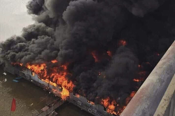 Nhà hàng nổi bốc cháy ngùn ngụt, cột khói đen kịt mặt sông Lô