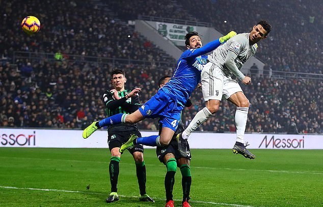Ronaldo lập công, Juventus bỏ xa Napoli 11 điểm