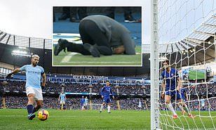 Pep đập đầu xuống sân vì pha bỏ lỡ khó tin của Aguero